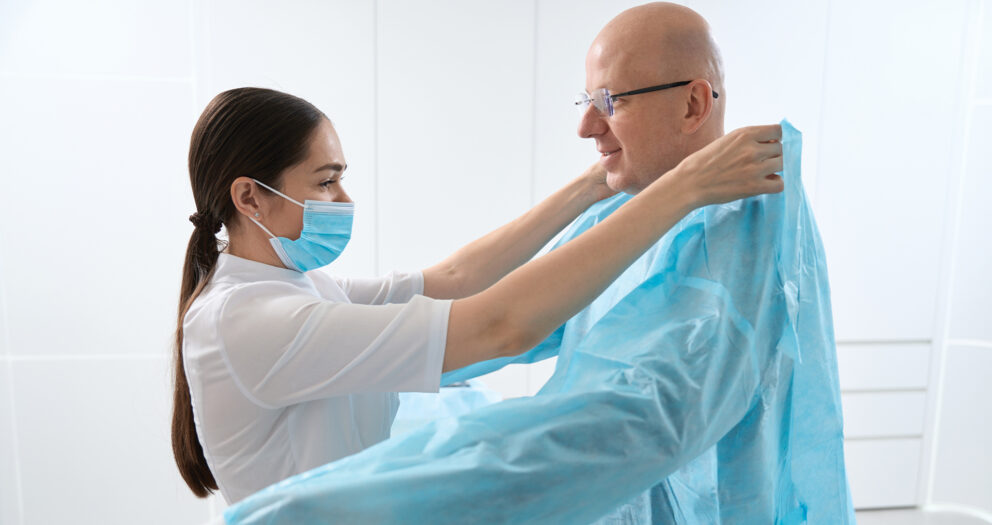 Tek Kullanımlık mı, Yıkanabilir mi? Hangi Hasta Önlüğü Daha Uygun?