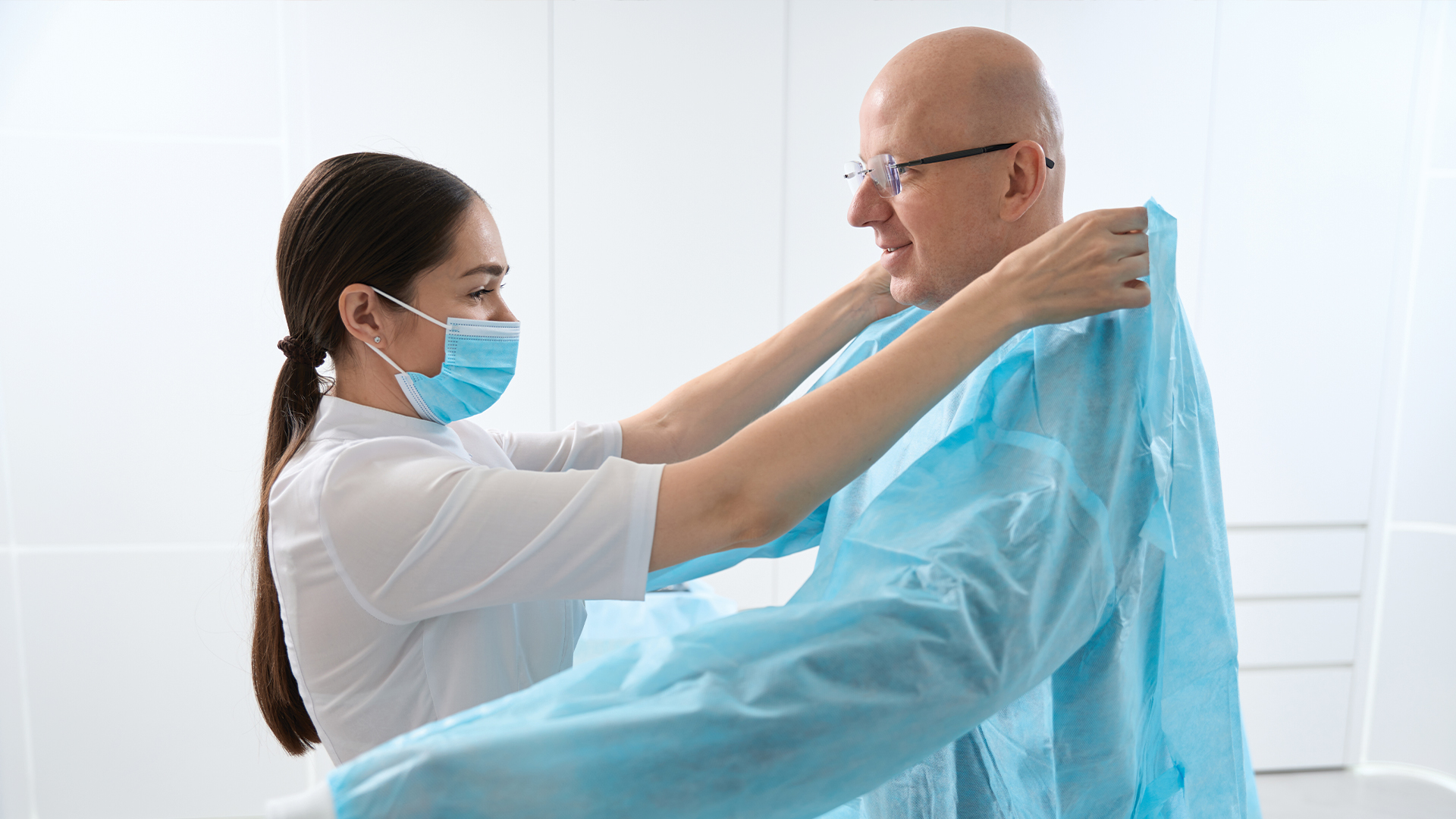 Tek Kullanımlık mı, Yıkanabilir mi? Hangi Hasta Önlüğü Daha Uygun?